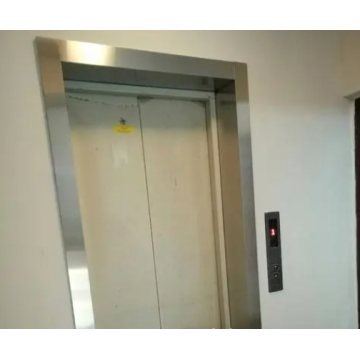 tapa de la puerta pequeña del ascensor
